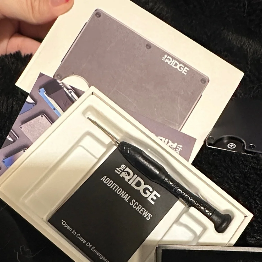 Ridge Metal Wallet with Accessories